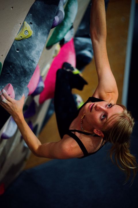 Matilda bouldrar på Moumo