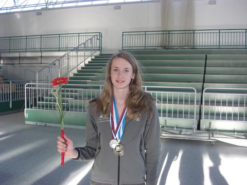 Matilda med blommor och medaljer efter en seger 2008